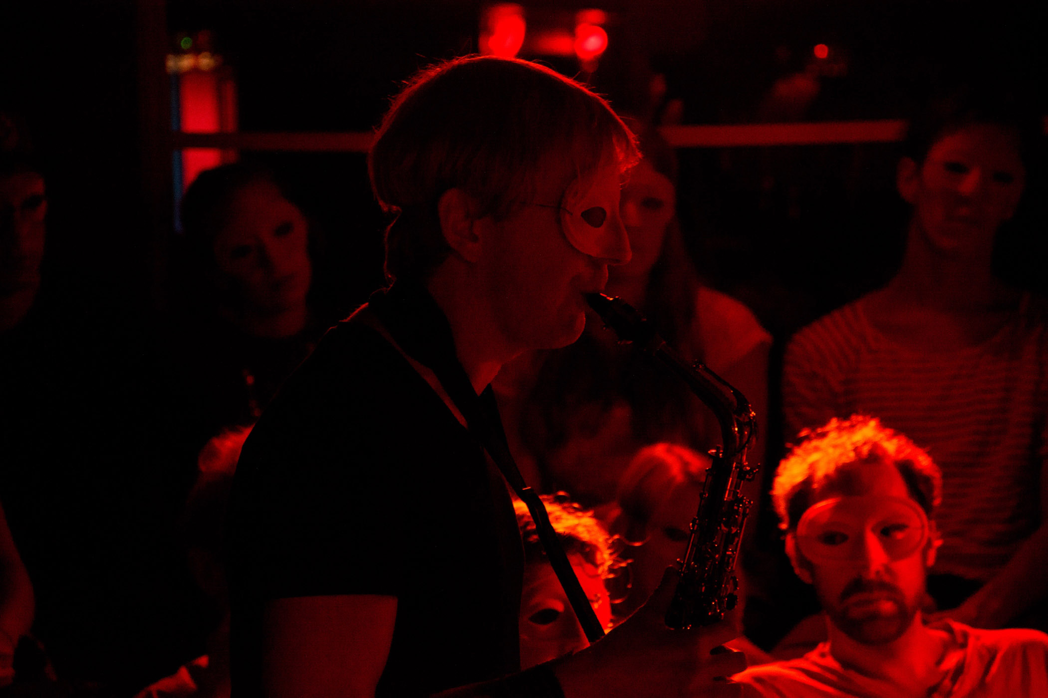 Maskierter Künstler spielt Saxophon